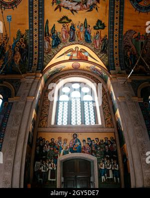 Erstaunliches Innere der Kirche der Heiligen Verklärung Gottes in Trebinje Stockfoto