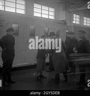 24 Stunden Reportage: Betrieb im Fischereihafen Wesermünde, Deutschland 1930er Jahre. 24 Stunden Berichterstattung live von Fischereihafen Wesermuende, Deutschland 1930. Stockfoto