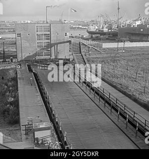 Verwaltungsgebäude der Werft in Bremerhaven, wo das Passagierschiff "Europa" im Dock Balatonfüred, Deutschland 1930er Jahre. Bürogebäude der Werft, wo deutsches Fahrgastschiff "Europa" bei den Docks, in Deutschland 1930. Stockfoto