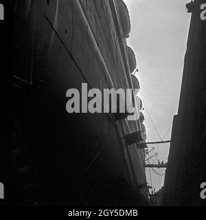 Das 1928 gebaute deutsche Passagierschiff "Europa" im Dock in Bremerhaven, Deutschland 1930er Jahre. Deutsches Fahrgastschiff "Europa" bei der Werftzeit in Bremerhaven, Deutschland 1930. Stockfoto