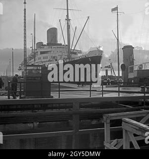 Das 1928 gebaute deutsche Passagierschiff "Europa" im Dock in Bremerhaven, Deutschland 1930er Jahre. Deutsches Fahrgastschiff "Europa" bei der Werftzeit in Bremerhaven, Deutschland 1930. Stockfoto