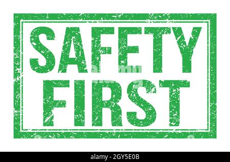 SICHERHEIT ZUERST, Wörter auf grünem Rechteck Stempelzeichen geschrieben Stockfoto