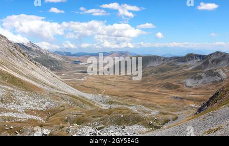 Breites Tal namens Campo Imperatore in der Region Abruzzen in Mittelitalien, wo viele Western geschossen wurden Stockfoto