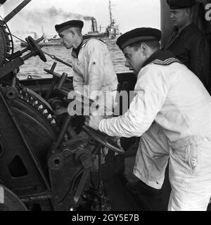 Unterground der 2. Minensuch Flotille Bei Einer Übung Auf Ihren Minensuchbooten, 1930er Jahre Deutschland. Segler von Minesweeper bei einer Übung auf ihre Mindsweeper, Deutschland der 1930er Jahre. Stockfoto