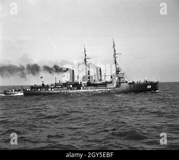 Minensuchboot 98 der 2. Minensuch Flotille Bei Einer Übung, 1930er Jahre Deutschland. Minesweeper-98 bei einer Übung, Deutschland der 1930er Jahre. Stockfoto