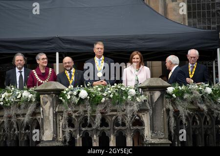 Preisträger Klaus IOHANNIS, Präsident Rumäniens, mit seiner Frau Carmen auf dem Rathausbalkon, mitte, von links: Heinrich KARNER, Ehemann von Sibylle KEUPEN, Oberbürgermeister von Aachen, Sibylle KEUPEN, Oberbürgermeister von Aachen, Martin SCHULZ, Politiker, ehemaliger Präsident des Europäischen Parlaments, Preisträger Klaus IOHANNIS, Präsident Rumäniens, Mit seiner Frau Carmen, Dr. Jürgen LINDEN, (Jurgen), Vorsitzender des Präsidiums des Karlspreises, Herman van ROMPUY, ehemaliger Präsident des Europarates, Internationaler Karlspreis der Stadt Aachen, Preisverleihung im Rathaus der AA Stockfoto