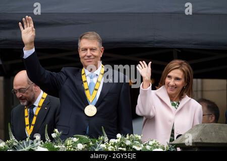 Preisträger Klaus IOHANNIS, Präsident Rumäniens, mit der Karlsmedaille, mit seiner Frau Carmen auf dem Rathausbalkon, Waves, Internationaler Karlspreis der Stadt Aachen, Preisverleihung im Rathaus Aachen am 2. Oktober 2021. Stockfoto