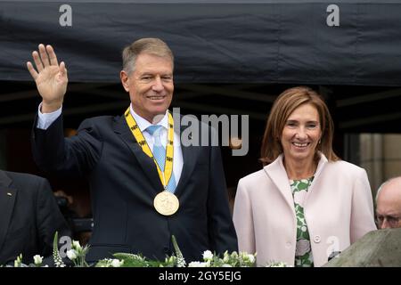 Preisträger Klaus IOHANNIS, Präsident Rumäniens, mit der Karlsmedaille, mit seiner Frau Carmen auf dem Rathausbalkon, Waves, Internationaler Karlspreis der Stadt Aachen, Preisverleihung im Rathaus Aachen am 2. Oktober 2021. Â Stockfoto