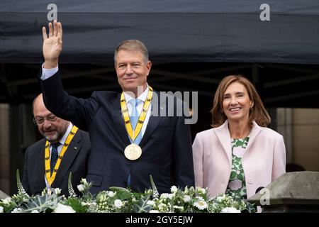 Preisträger Klaus IOHANNIS, Präsident Rumäniens, mit der Karlsmedaille, mit seiner Frau Carmen auf dem Rathausbalkon, Waves, Internationaler Karlspreis der Stadt Aachen, Preisverleihung im Rathaus Aachen am 2. Oktober 2021. Stockfoto