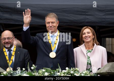 Preisträger Klaus IOHANNIS, Präsident Rumäniens, mit der Karlsmedaille, mit seiner Frau Carmen auf dem Rathausbalkon, Waves, Internationaler Karlspreis der Stadt Aachen, Preisverleihung im Rathaus Aachen am 2. Oktober 2021. Stockfoto