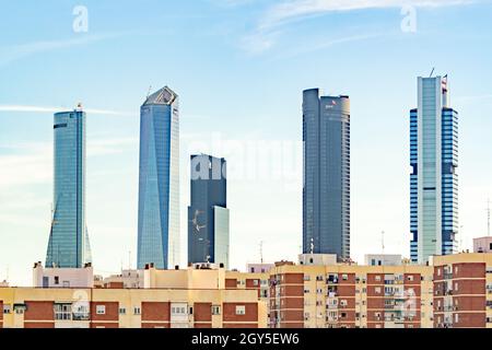 MADRID, SPANIEN - 7. OKTOBER 2021. Wolkenkratzer der Stadt Madrid (die 5 Türme) des Finanzkomplexes der Hauptstadt, in Spanien. Europa. Stockfoto