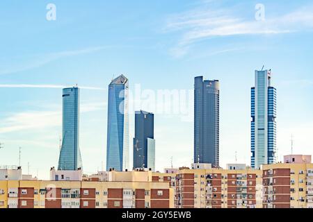 MADRID, SPANIEN - 7. OKTOBER 2021. Wolkenkratzer der Stadt Madrid (die 5 Türme) des Finanzkomplexes der Hauptstadt, in Spanien. Europa. Stockfoto