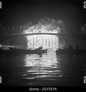 Abschlußfeuerwerk am See bei der Festwiese in Berlin Stralau, Deutschland 1930er Jahre. Letzte Feuerwerk an teh Berlin Stralau jährliche Messe, Deutschland 1930. Stockfoto