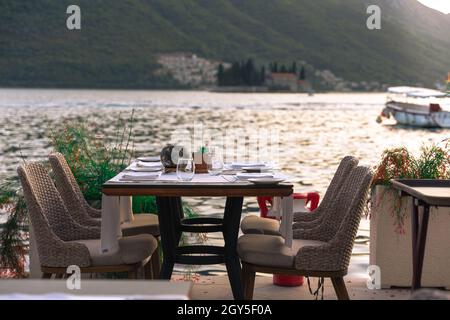 Kleines Restaurant an der Küste mit einem schönen Blick auf Boka Kotorska in Perast Stockfoto