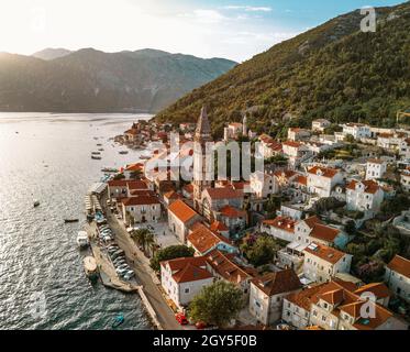 Drohnenansicht einer schönen Küstenstadt in Montenegro, Perast Stockfoto