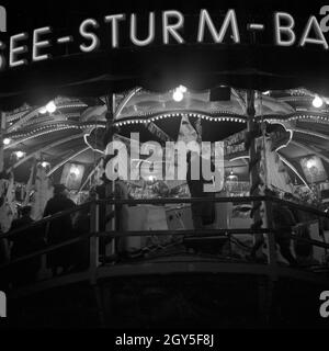 Siehe Sturm Bahn sterben, ein Fahrgeschäft auf dem Weihnachtsmarkt, Deutschland 1930er Jahre. Das Meer Sturm Fahrt, ein Blümchen auf dem Berliner Weihnachtsmarkt, Deutschland 1930. Stockfoto