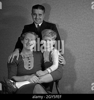 Ein Familienfoto in der Vorweihnachtszeit, Deutschland 1930er Jahre. Ein Familie Foto von vor Weihnachten, Deutschland 1930. Stockfoto