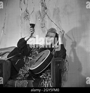 Gast Einer Silvesterparty, 1930er Jahre Deutsches Reich. Ehrengast und eine Silvester-Party, Deutschland der 1930er Jahre. Stockfoto