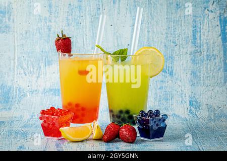 Limonade mit Bubble Tea auf blauem Stein Hintergrund Stockfoto