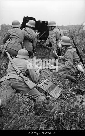 Soldaten der deutschen Wehrmacht bei einer Übung im Gelände, Deutschland 1930er Jahre. Soldaten der deutschen Wehrmacht üben und trainieren auf einem militärischen Übungsplatz, Deutschland 1930er Jahre. Stockfoto