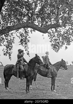 Soldaten der deutschen Wehrmacht bei einer Übung im Gelände, Deutschland 1930er Jahre. Soldaten der deutschen Wehrmacht üben und trainieren auf einem militärischen Übungsplatz, Deutschland 1930er Jahre. Stockfoto