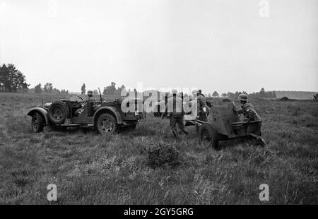 Soldaten der deutschen Wehrmacht bei einer Übung im Gelände, Deutschland 1930er Jahre. Soldaten der deutschen Wehrmacht üben und trainieren auf einem militärischen Übungsplatz, Deutschland 1930er Jahre. Stockfoto