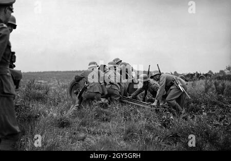 Soldaten der deutschen Wehrmacht bei einer Übung im Gelände, Deutschland 1930er Jahre. Soldaten der deutschen Wehrmacht üben und trainieren auf einem militärischen Übungsplatz, Deutschland 1930er Jahre. Stockfoto