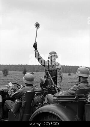 Soldaten der deutschen Wehrmacht bei einer Übung im Gelände, Deutschland 1930er Jahre. Soldaten der deutschen Wehrmacht üben und trainieren auf einem militärischen Übungsplatz, Deutschland 1930er Jahre. Stockfoto