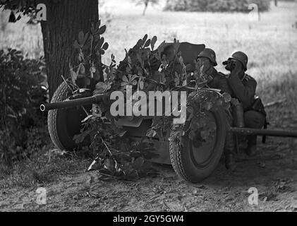 Soldaten der deutschen Wehrmacht bei einer Übung im Gelände, Deutschland 1930er Jahre. Soldaten der deutschen Wehrmacht üben und trainieren auf einem militärischen Übungsplatz, Deutschland 1930er Jahre. Stockfoto
