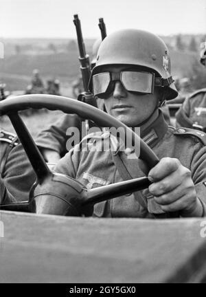 Soldaten der deutschen Wehrmacht bei einer Übung im Gelände, Deutschland 1930er Jahre. Soldaten der deutschen Wehrmacht üben und trainieren auf einem militärischen Übungsplatz, Deutschland 1930er Jahre. Stockfoto