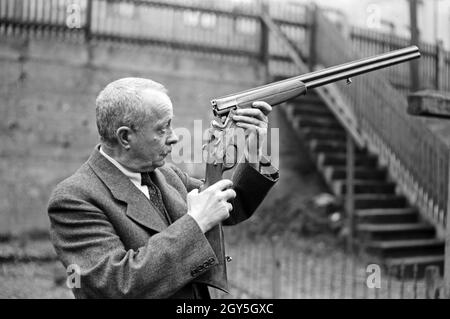 Die Arbeit eines Büchsenmachers in Karlsbad, 1930er Jahre. Die Arbeit eines Büchsenmachers in Karlsbad, 1930er Jahre. Stockfoto