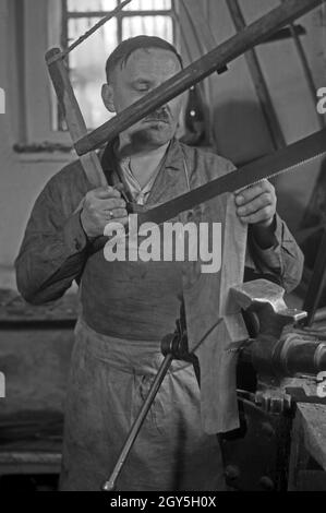 Die Arbeit eines Büchsenmachers in Karlsbad, 1930er Jahre. Die Arbeit eines Büchsenmachers in Karlsbad, 1930er Jahre. Stockfoto