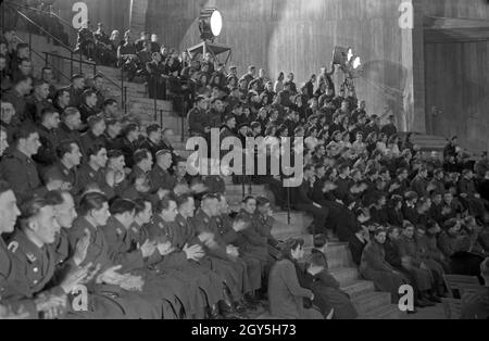 Wehrmacht und SS im Zauberraum beim 'Wunschkonzert der Wehrmacht', Deutschland 1940er Jahre. Wehrmacht und SS-Soldaten als Audienz beim Wunschkonzert der Wehrmacht, Deutschland 1940er Jahre. Stockfoto