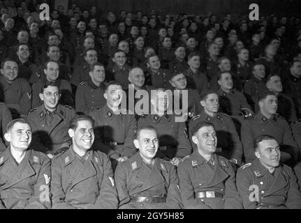 Wehrmacht und SS im Zauberraum beim 'Wunschkonzert der Wehrmacht', Deutschland 1940er Jahre. Wehrmacht und SS-Soldaten als Audienz beim Wunschkonzert der Wehrmacht, Deutschland 1940er Jahre. Stockfoto