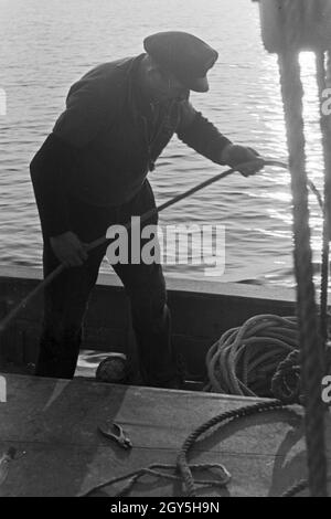 Ein Hochseefischer bei der Arbeit ein Deck, Deutschland 1930er Jahre. Ein tiefes Meer Fischer Arbeiten an Deck, Deutschland 1930. Stockfoto