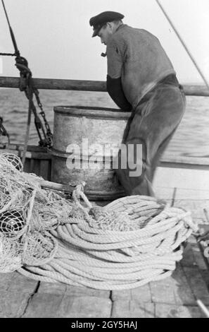 Ein Hochseefischer bei der Arbeit ein Deck, Deutschland 1930er Jahre. Ein tiefes Meer Fischer Arbeiten an Deck, Deutschland 1930. Stockfoto