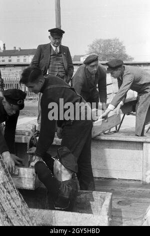 Ein Fischerboot kommt mit Frischfisch vom Fanz zurück, Deutschland 1930er Jahre. Fischerboot wieder mit frischer Fisch am Hafen, Deutschland 1930. Stockfoto