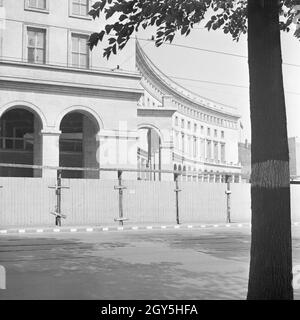 Original-Bildunterschrift: Neugestaltung Berlin-Das Haus des Deutschen Fremdenverkehrs bin neu entstehenden "Runden Platz" in der Nähe des Potsdamer Platzes, Deutschland 1940. Redsigning Berlin - Gebäude der Deutschen Tourismus Vorstand der neu geschaffenen 'Herr Kreysing Platz" in der Nähe von Potsdamer Platz, Deutschland 1940. Stockfoto