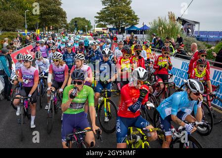 Shoeburyness, Essex, Großbritannien. Oktober 2021. Die vierte Etappe des Radrennens der Frauen ist im Gange, mit dem Start in Shoeburyness, wo die Fahrer auf einer 117,8 km langen Strecke in die Landschaft von Essex auffahren und auf die Ziellinie an der Küste von Southend on Sea zufahren. Die Fahrer versammelten sich an der Startlinie in Rampart Terrace, Shoeburyness Stockfoto