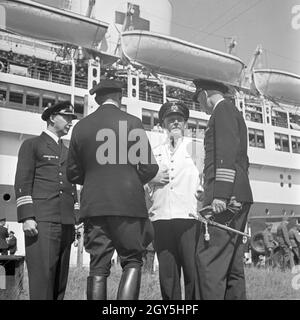 Original-Bildunterschrift: Der Chefarzt der "Wilhelm Gustloff" im Gespräch mit dem Leiter des Verwundetentransports in der Heimat, Deutschand 1940er Jahre. Führende medizinische Gespräch mit dem Officer der Transport der verwundeten Soldaten", Deutschland 1940. Stockfoto