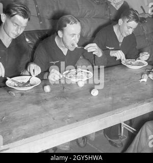 Original-Bildunterschrift: Dienst des Matrosen: Beim Mittagessen ein Bord eines Torpedobootes, Deutschland 1940er Jahre. Sailor's Pflicht: Mittagessen auf einem Torpedoboot, Deutschland 1940. Stockfoto