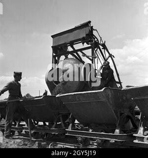 Original-Bildunterschrift: Reichsautobahnzubringer Berlin - Weiterbau des Zubringers auch 5/6 des Krieges, Deutschland 1940. Motorabzweig an der Reichsautobahn Autobahn - Kontinuierliche, Bau der Autobahn Zubringer obwohl der Krieg, Deutschland 1940. Stockfoto