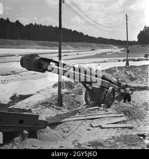 Original-Bildunterschrift: Erdtransportbänder Reichsautobahnzubringer Berlin - bei der Fertigstellung der Kreuzung Wannsee im Kriegsjahr 1940. Motorabzweig an der Reichsautobahn Autobahn - Förderband an der Kreuzung Wannsee im Jahre 1940. Stockfoto