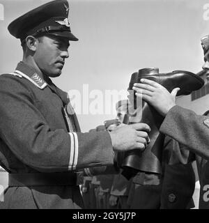 Stiefel Appell: "Der Spieß bei thunfischwadenfänger unbstechlichen Kontrolle, Deutschland 1940er Jahre. Boot Musterung: kissem (staff sergeant) an seiner gnadenlosen Control, Deutschland 1940. Stockfoto