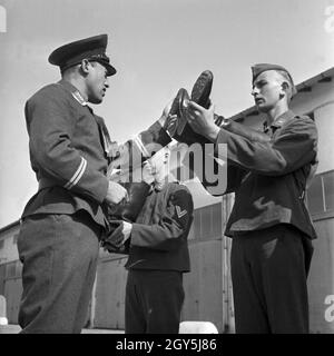 Stiefel Appell: "Der Spieß bei thunfischwadenfänger unbstechlichen Kontrolle, Deutschland 1940er Jahre. Boot Musterung: kissem (staff sergeant) an seiner gnadenlosen Control, Deutschland 1940. Stockfoto