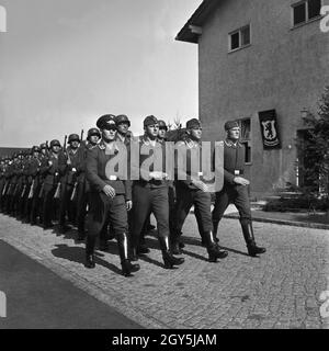 Original-Bildunterschrift: Ausmarsch zum Exerzierplatz, Deutschland 1940er Jahre. Marsch zum Übungsplatz, Deutschland 1940. Stockfoto