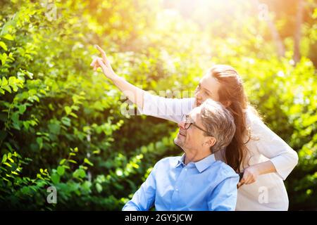 Ältere Ältere Patienten Außerhalb Der Versorgung. Älterer Mann Im Rollstuhl Stockfoto