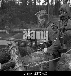 Original - Bildunterschrift: Pionierarbeit mit der Kraftsäge, Deutschland 1940er Jahre. Soldat der militärischen engineering mit einer Kettensäge, Deutschland 1940. Stockfoto