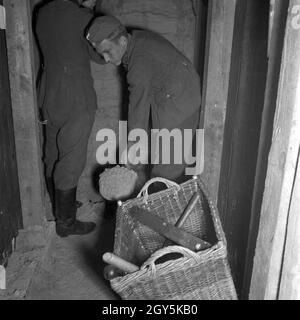 Original-Bildunterschrift: Pionier in einem unterirdischen Stollen beim Minieren, Deutschland 1940er Jahre. Soldaten der militärischen engineering Bergbau in einen unterirdischen Tunnel, Deutschland 1940. Stockfoto