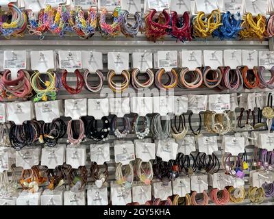 Elastische Haarbänder im Laden. Chengdu China. 7 Okt 2021 Stockfoto